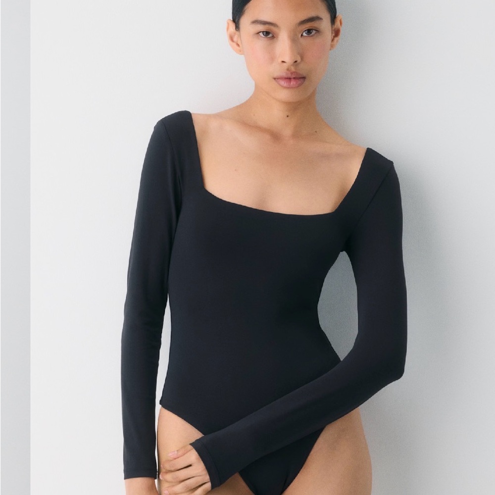 Aritzia original contour Long-Sleeve Square Neck Black Bodysuit